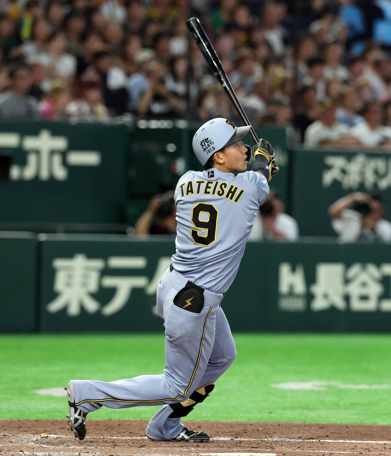 巨人対阪神　5回表阪神2死一塁、立石正広はプロ初となる2点本塁打を放つ（撮影・浅見桂子）