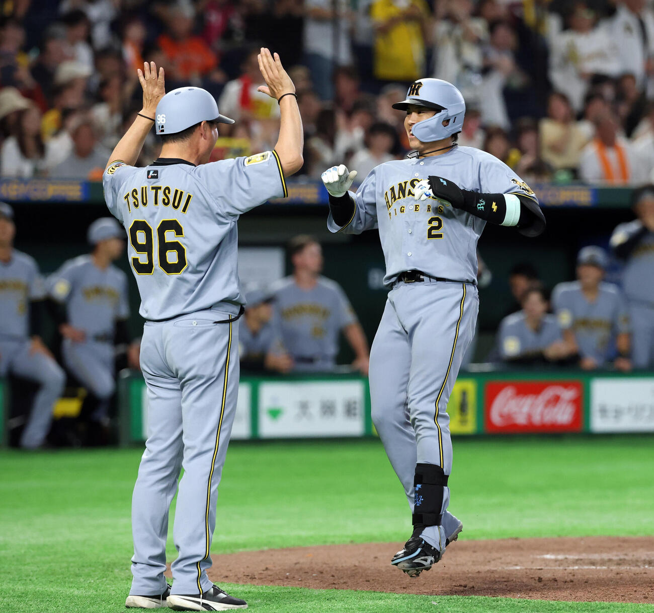 巨人対阪神　5回表阪神1死、梅野隆太郎は本塁打を放ち笑顔で生還（撮影・浅見桂子）