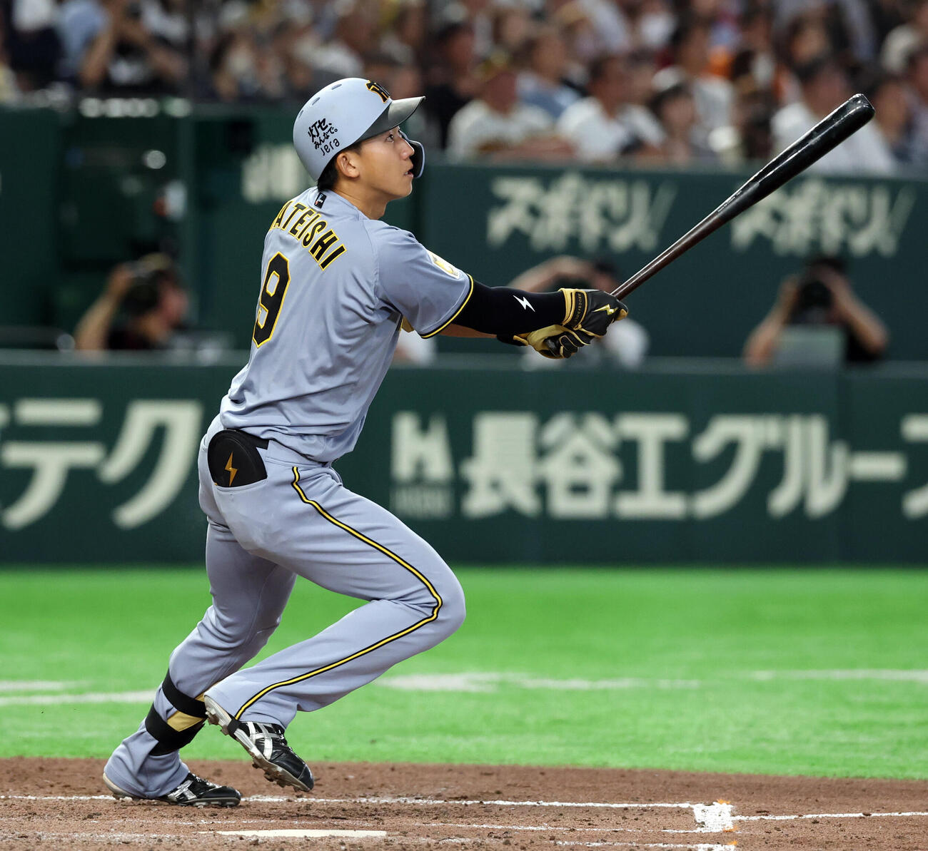 巨人対阪神　5回表阪神2死一塁、立石正広はプロ初となる2点本塁打を放つ（撮影・浅見桂子）