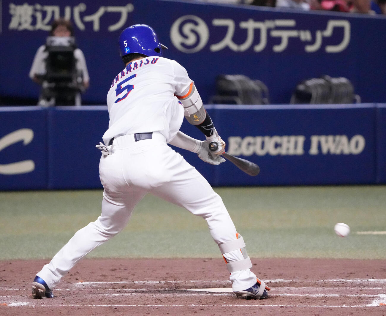 中日対広島　4回裏中日1死一塁、併殺打に倒れる村松開人（撮影・森本幸一）＝2026年5月24日