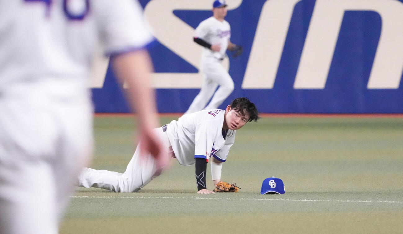 中日対広島　3回表広島無死一塁、中村奨成の打球を追うも届かずがっくりの村松開人（撮影・森本幸一）＝2026年5月24日