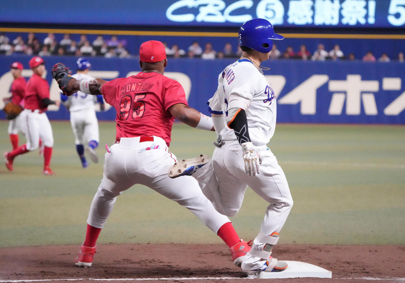 中日対広島　4回裏中日1死一塁、村松開人（右）は併殺打に倒れる（撮影・森本幸一）＝2026年5月24日