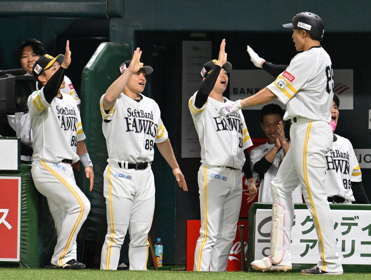 ソフトバンク対日本ハム　3回裏ソフトバンク無死一塁、柳田悠岐（右）は勝ち越し2点本塁打を放ちナインとタッチを交わす（撮影・林敢治）＝2026年5月24日
