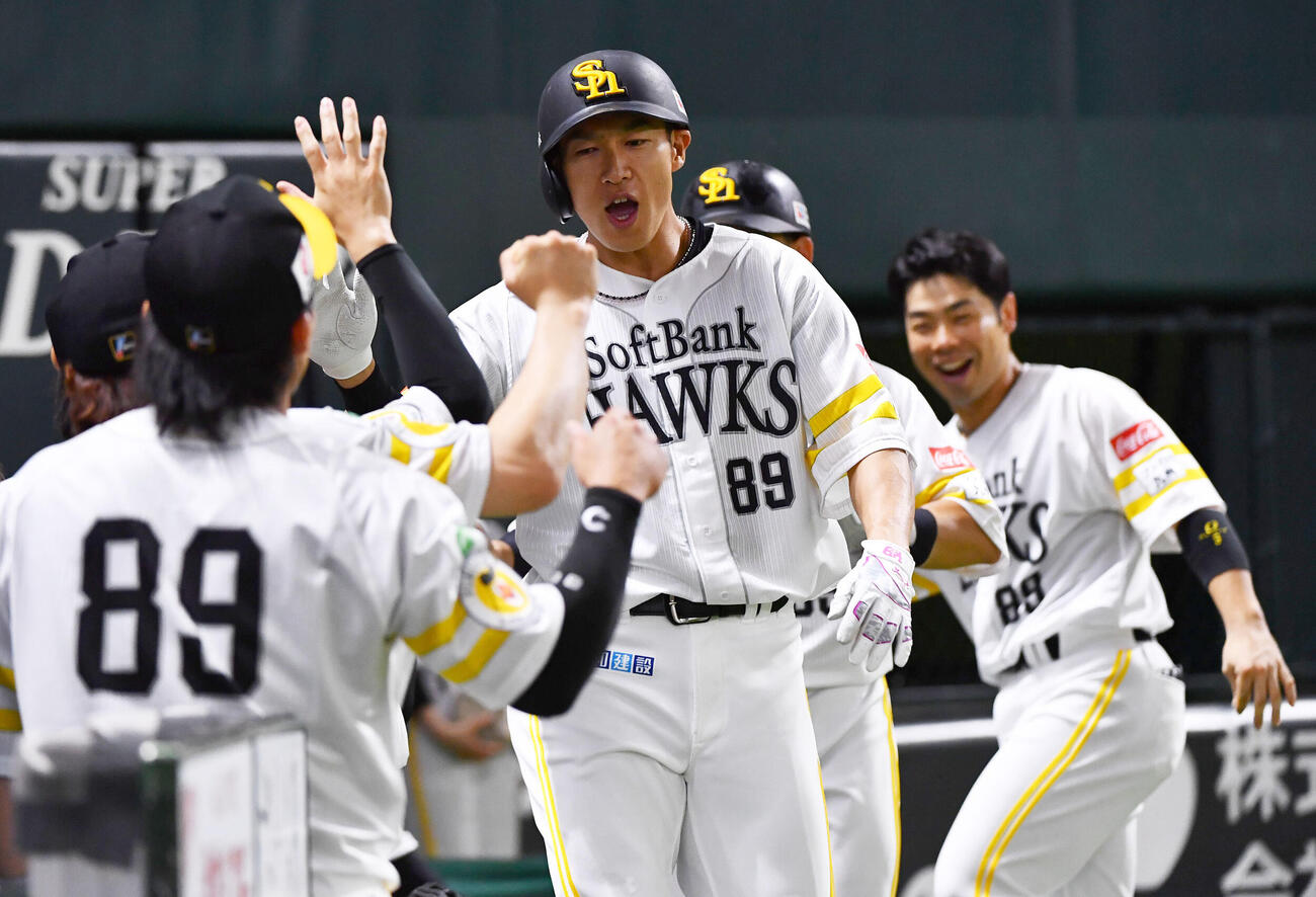 ソフトバンク対日本ハム　3回裏ソフトバンク無死一塁、勝ち越しの中越え2点本塁打を放ち、ナインとタッチを交わす柳田悠岐（撮影・岩下翔太）