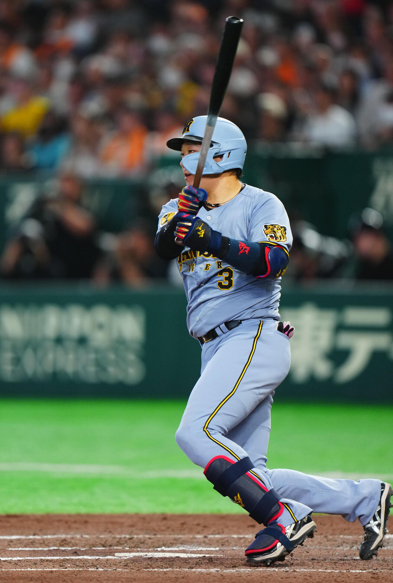 巨人対阪神　6回表阪神無死一、二塁、適時二塁打を放つ大山悠輔（撮影・垰建太）