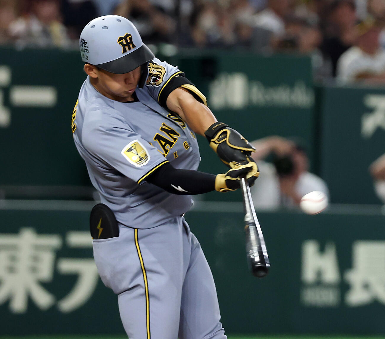 巨人対阪神　5回表阪神2死一塁、立石正広はプロ初となる2点本塁打を放つ（撮影・浅見桂子）