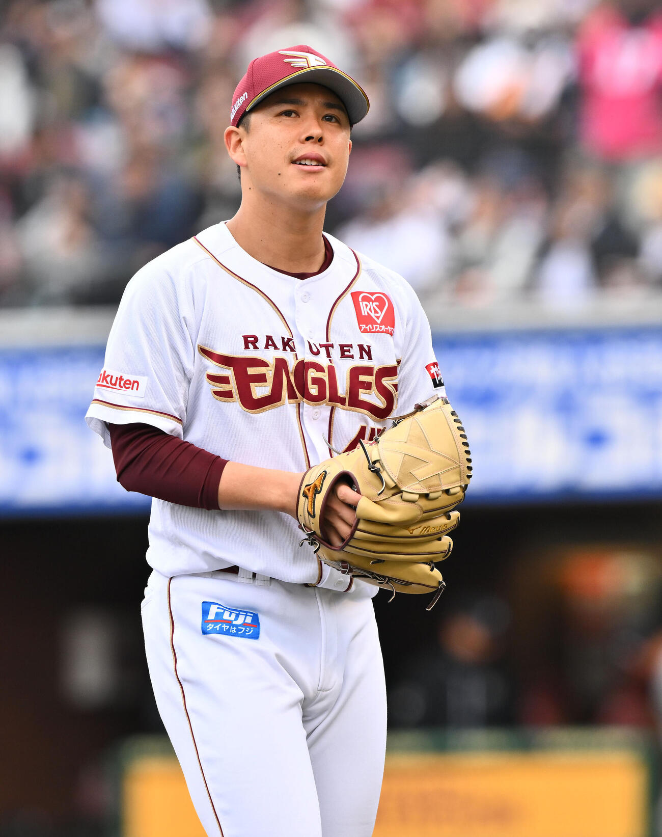 楽天対ロッテ　2回表を投げ終え引き締まった表情で引き揚げる楽天先発の藤井聖＝2026年5月24日（撮影・滝沢徹郎）　