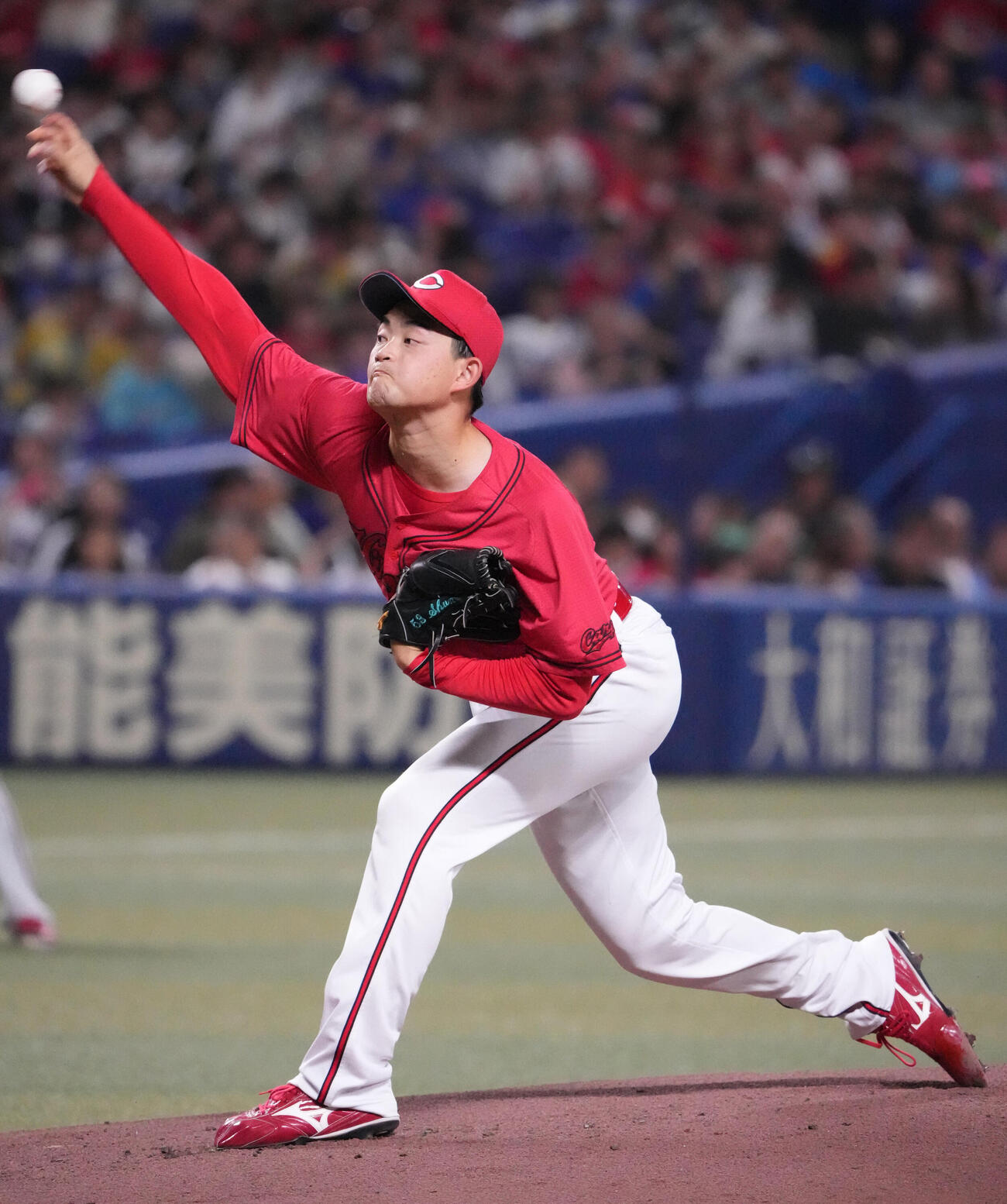 中日対広島　1回裏、登板する広島先発の岡本駿（撮影・森本幸一）＝2026年5月24日