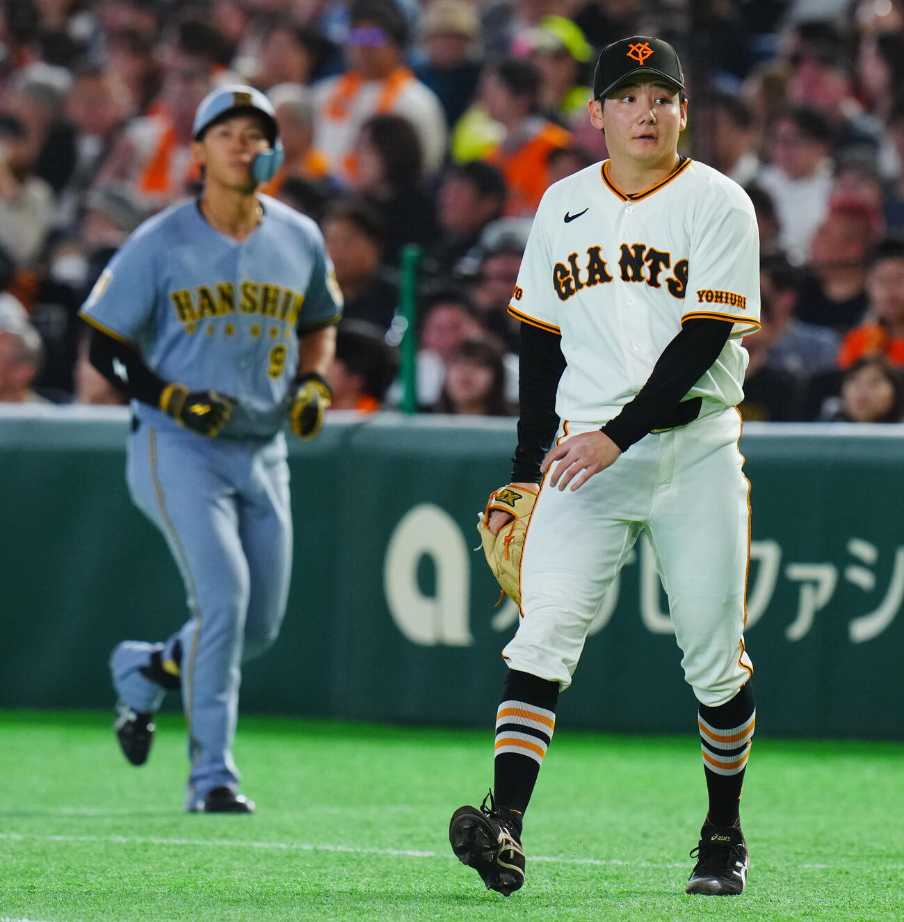 巨人対阪神　3回表阪神1死二塁、立石正広（左）を二ゴロに仕留めた竹丸和幸（撮影・垰建太）＝2026年5月24日