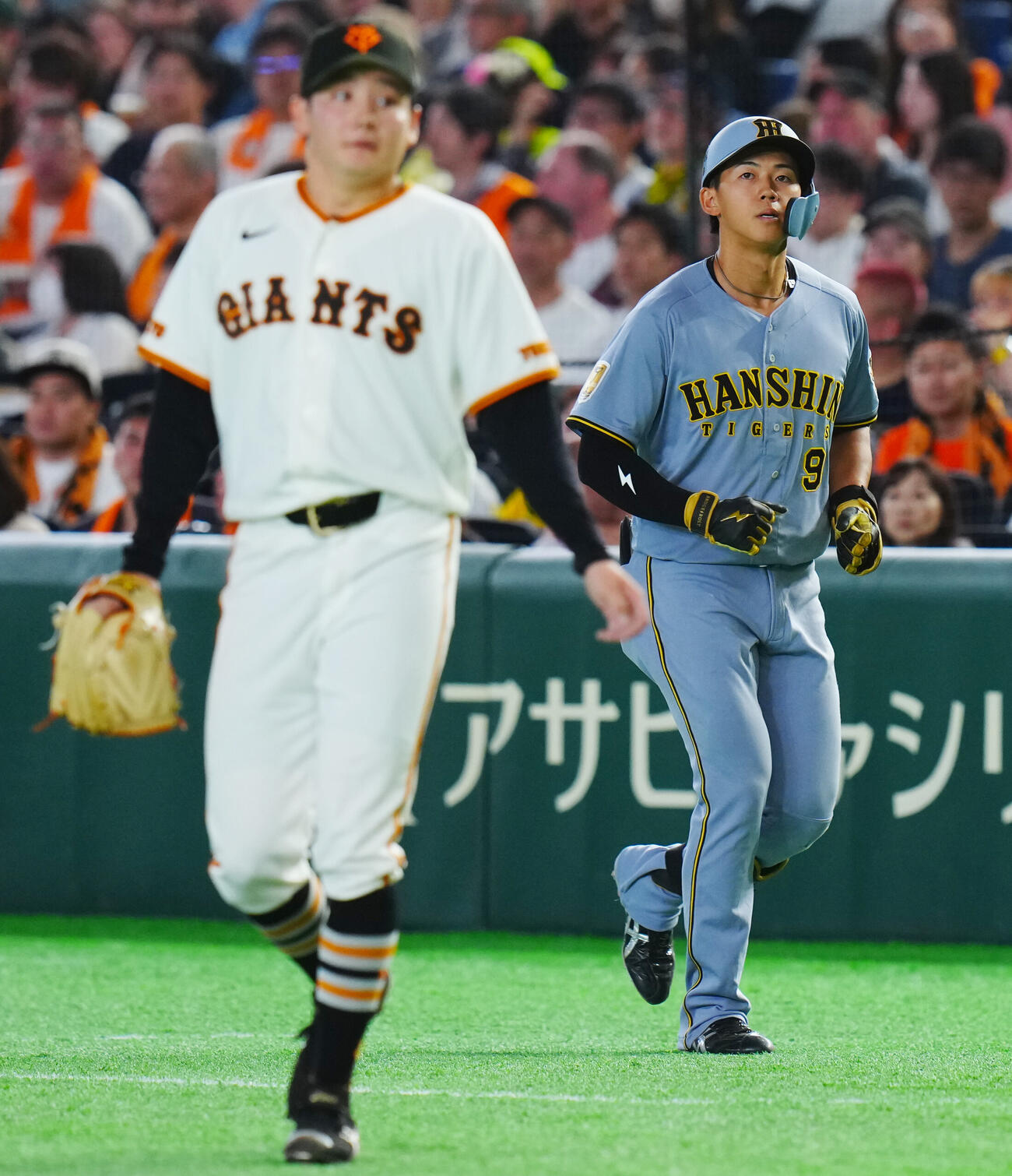 巨人対阪神　3回表阪神1死二塁、竹丸和幸（左）に二ゴロに打ち取られた立石正広（撮影・垰建太）＝2026年5月24日