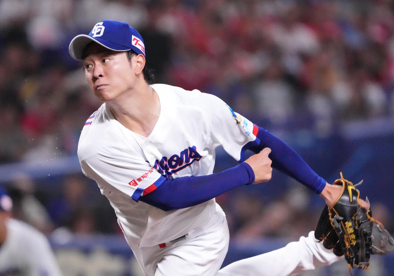 中日対広島　4回表、汗を飛ばし力投する中日先発の高橋宏斗（撮影・森本幸一）＝2026年5月24日