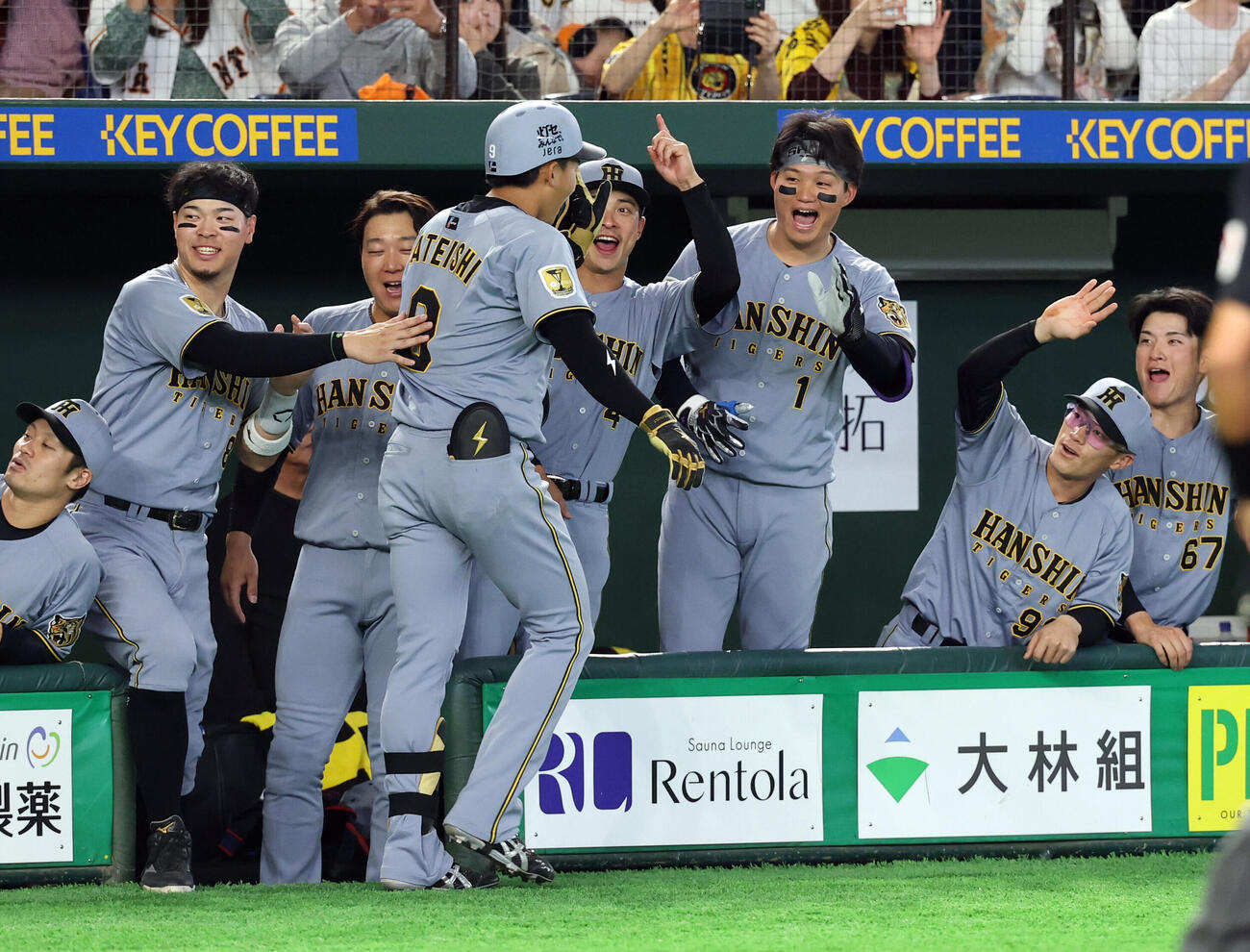 巨人対阪神　5回表阪神2死一塁、プロ初本塁打を放った立石正広（手前）を笑顔で出迎える森下翔太ら阪神ナイン（撮影・浅見桂子）