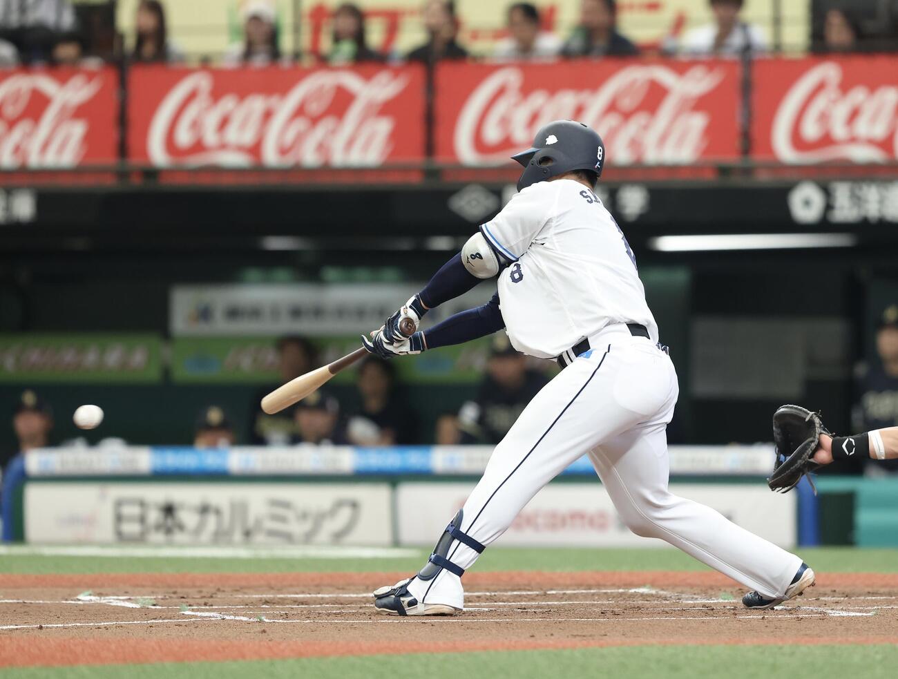 西武対オリックス　1回裏西武無死一塁、中前打を放つ渡部聖弥（撮影・河田真司）＝2026年5月24日