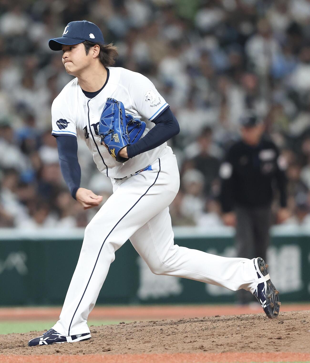 西武対オリックス　8回表、4番手で登板する甲斐野央（撮影・河田真司）＝2026年5月24日