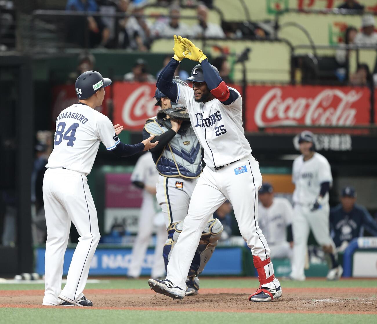 西武対オリックス　6回裏西武2死一塁、2点本塁打を放ち生還するカナリオ（撮影・河田真司）＝2026年5月24日
