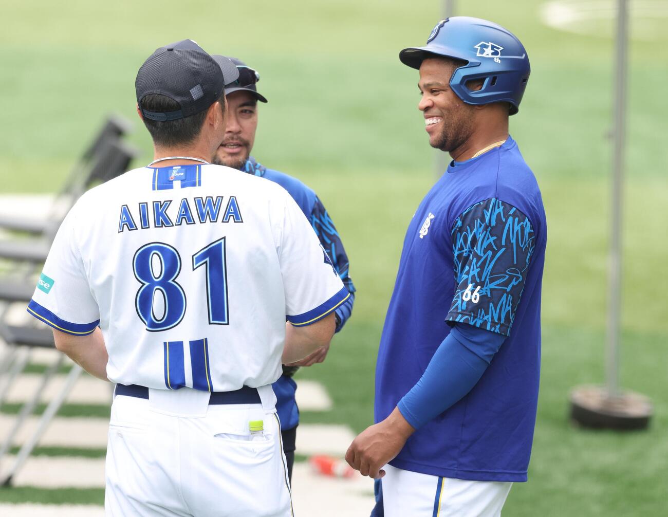 DeNA対ヤクルト　練習中、相川亮二監督（左）と話すビシエド（撮影・黒川智章）