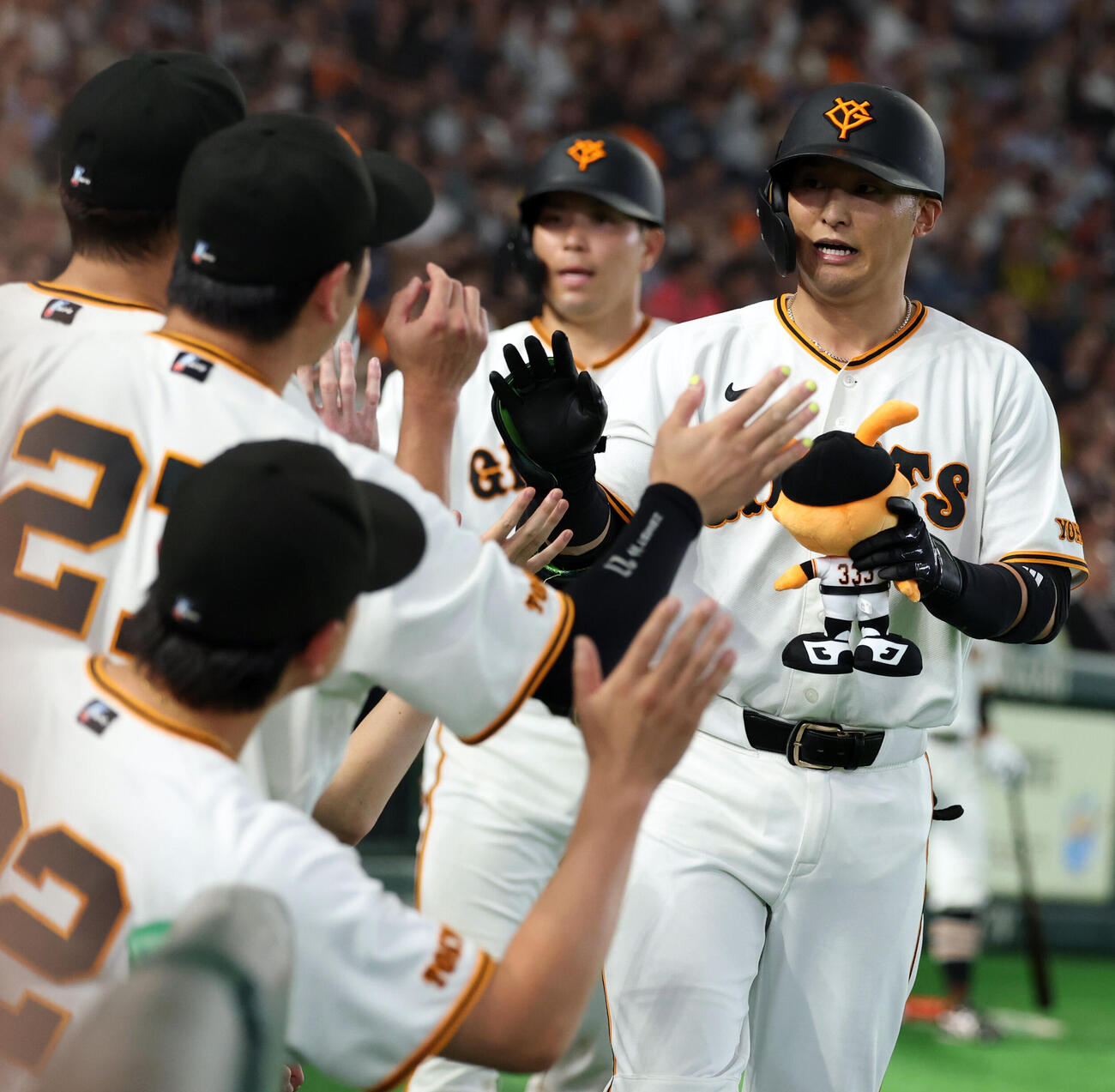 巨人対阪神　8回裏巨人1死二塁、吉川尚輝は2点本塁打を放ちナインとハイタッチ（撮影・浅見桂子）