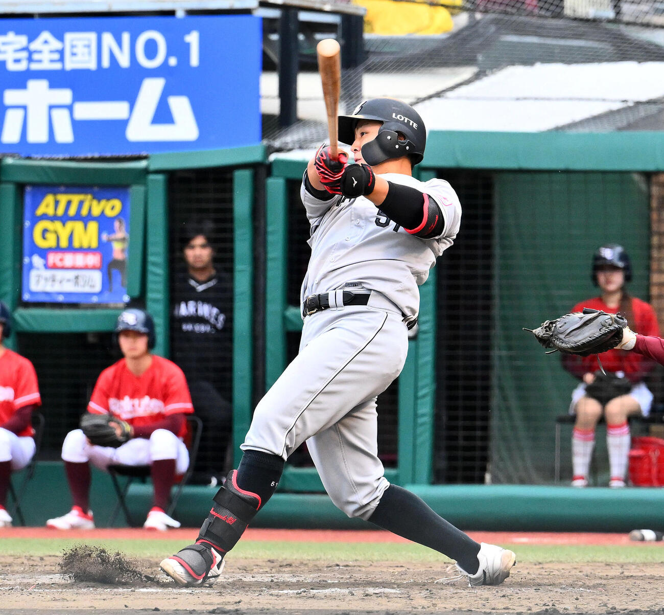 楽天対ロッテ　9回表ロッテ無死、山口航輝は左中間へソロ本塁打を放つ（撮影・滝沢徹郎）　