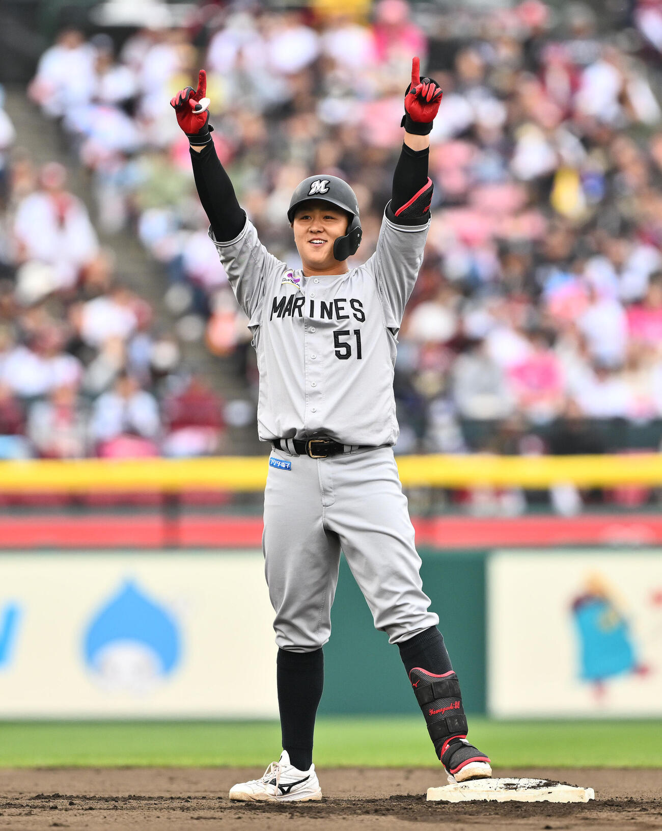 楽天対ロッテ　1回表ロッテ1死一、三塁、山口航輝は先制適時二塁打を放ちポーズを決める（撮影・滝沢徹郎）　