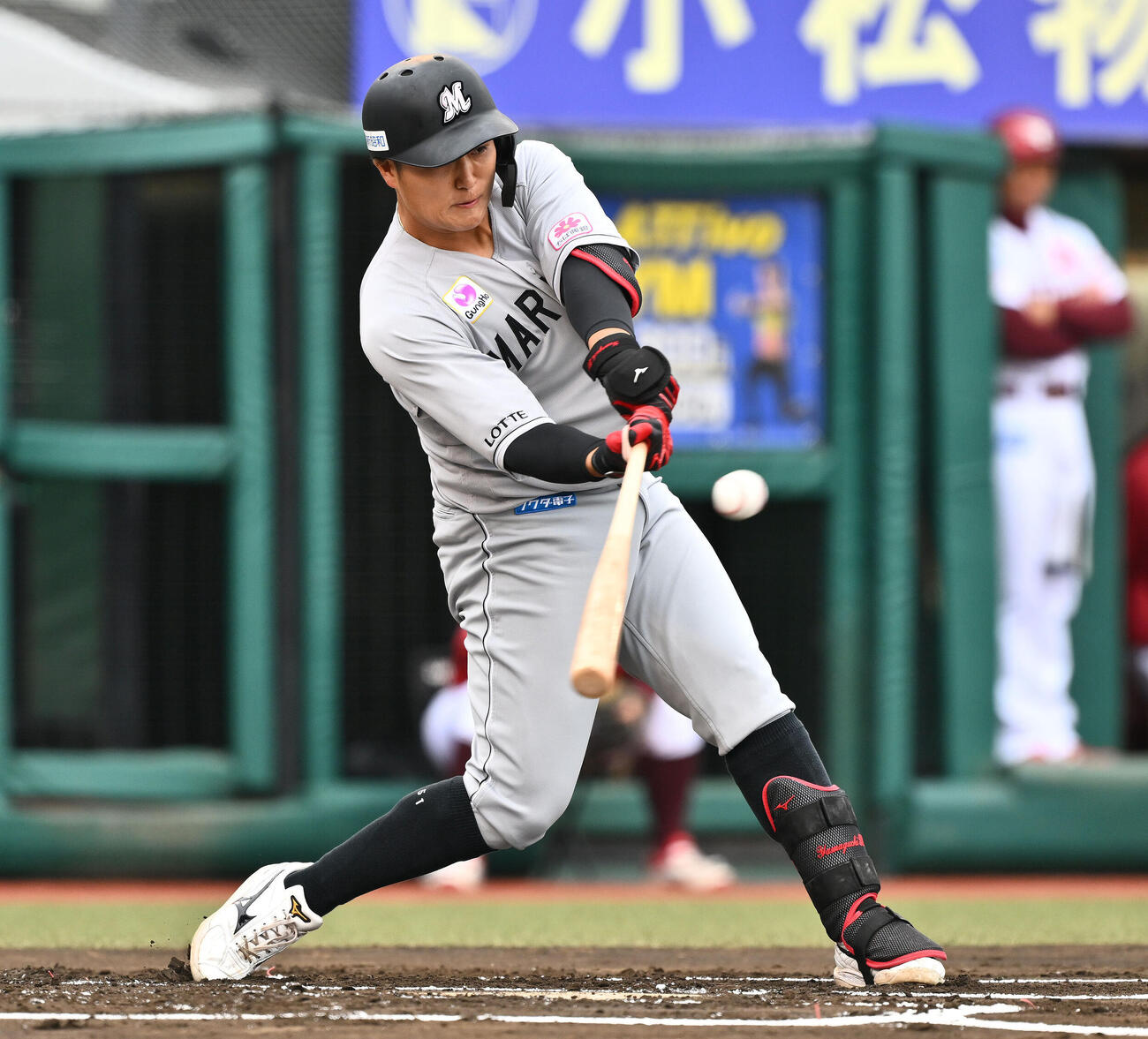 楽天対ロッテ　1回表ロッテ1死一、三塁、山口航輝は先制適時二塁打を放つ（撮影・滝沢徹郎）　