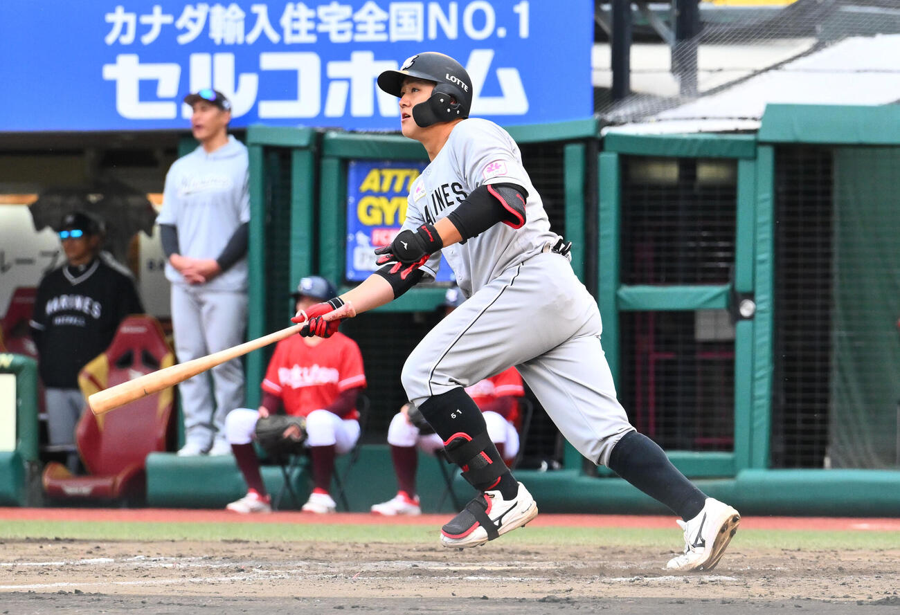 楽天対ロッテ　9回表ロッテ無死、山口航輝は左中間へソロ本塁打を放つ（撮影・滝沢徹郎）　