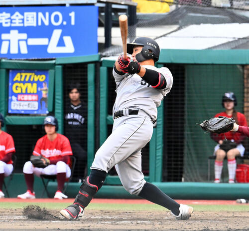 【ロッテ】山口航輝４試合連続本塁打　楽天守護神藤平の直球を左中間ホームランゾーンへ放り込む