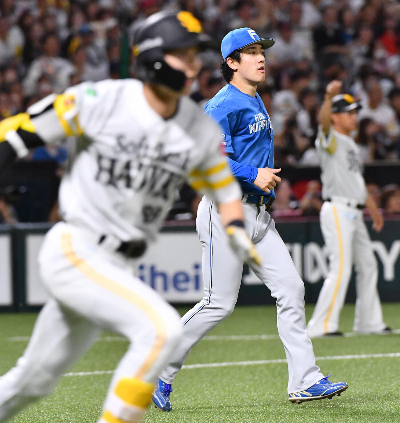 ソフトバンク対日本ハム　2回裏ソフトバンク2死満塁、周東佑京（左）の3点適時三塁打で同点に追いつかれた北山亘基（撮影・岩下翔太）