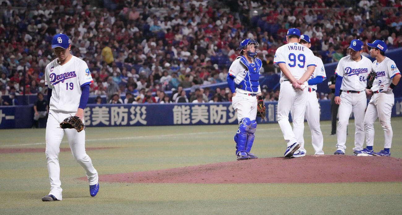 中日対広島　6回表広島2死二塁、高橋宏斗（左）はマウンドを降りる（撮影・森本幸一）＝2026年5月24日