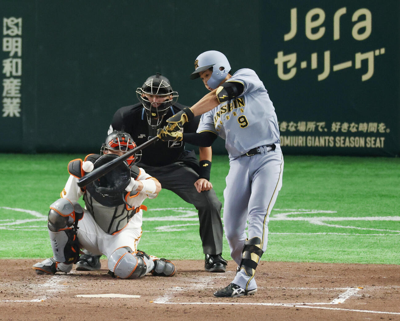 巨人対阪神　5回表阪神2死一塁、2点本塁打を放つ立石正広（撮影・増田悦実）