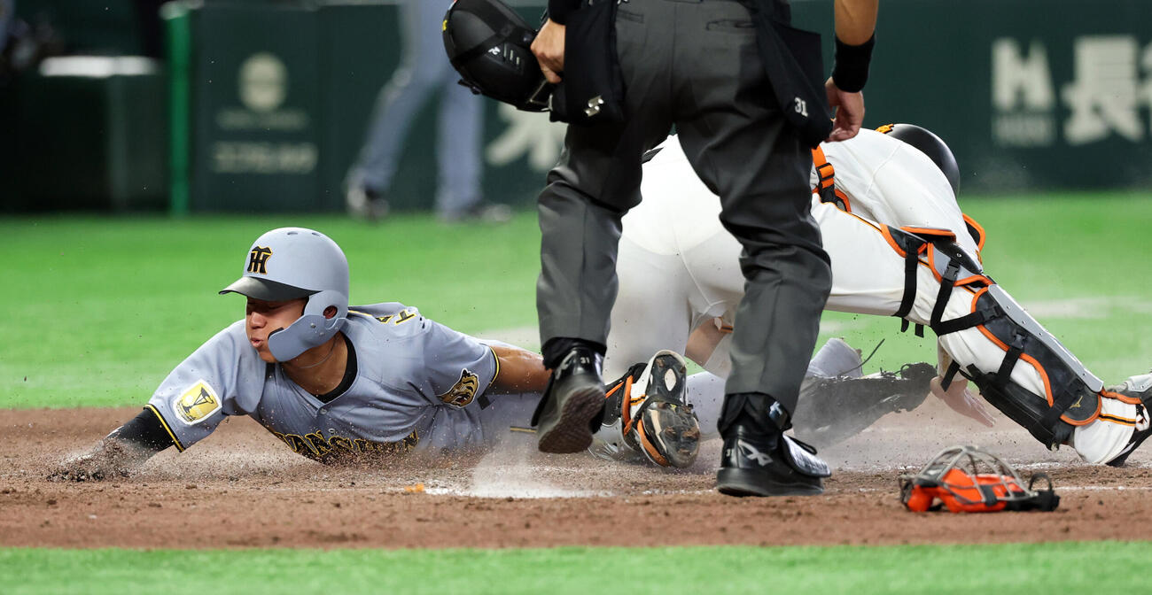 巨人対阪神　7回表阪神2死一、二塁、佐藤輝明の適時打でヘッドスライティングで生還する立石正広。捕手大城卓三（撮影・浅見桂子）