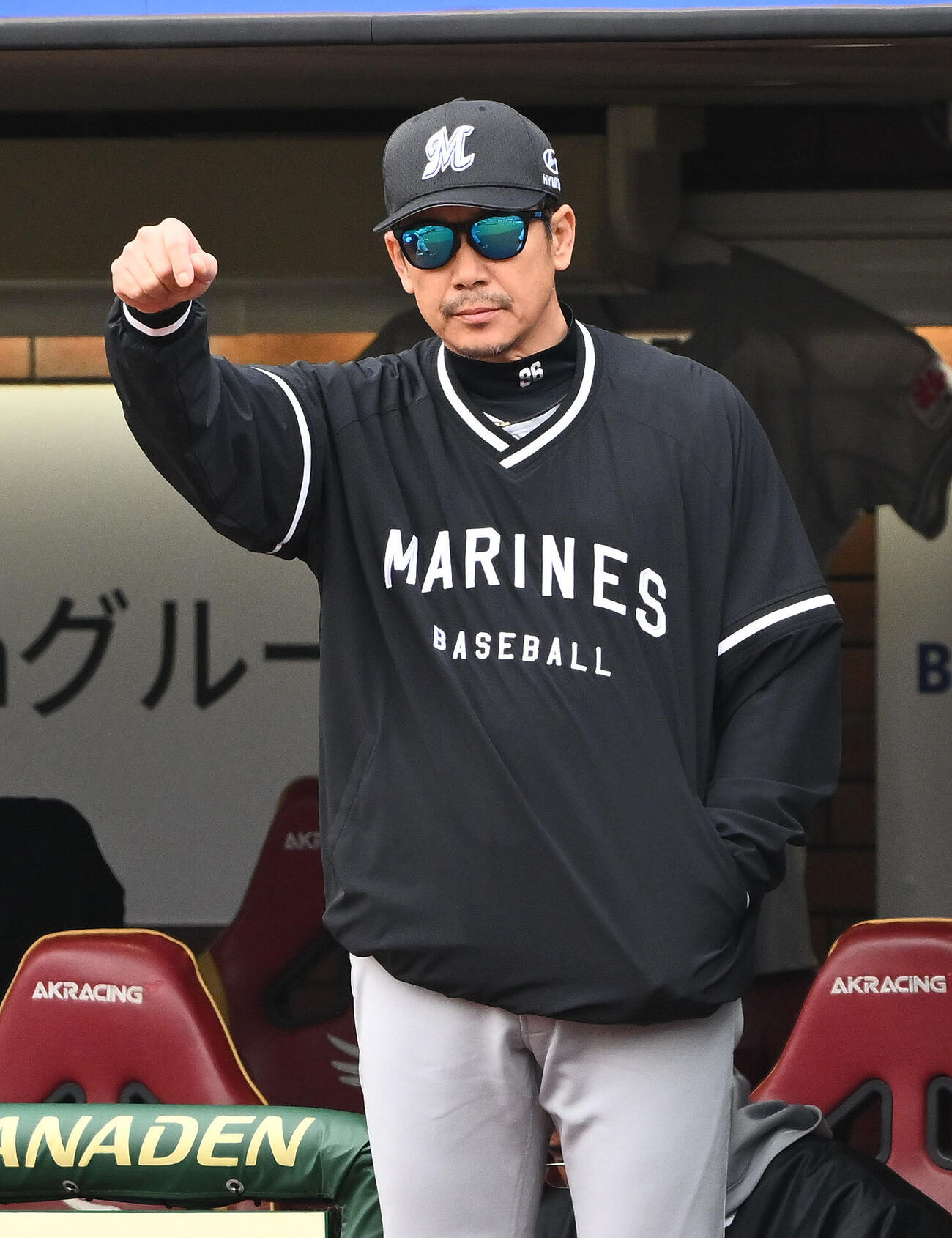 楽天対ロッテ　交代を伝えるロッテサブロー監督＝2026年5月24日（撮影・滝沢徹郎）　