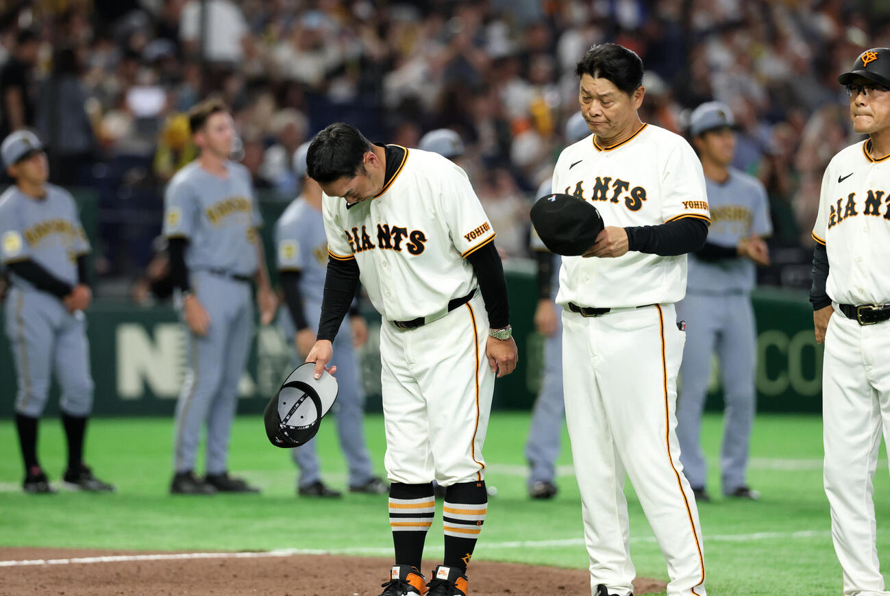 巨人対阪神　4連敗し、一礼する巨人阿部慎之助監督ら（撮影・浅見桂子）