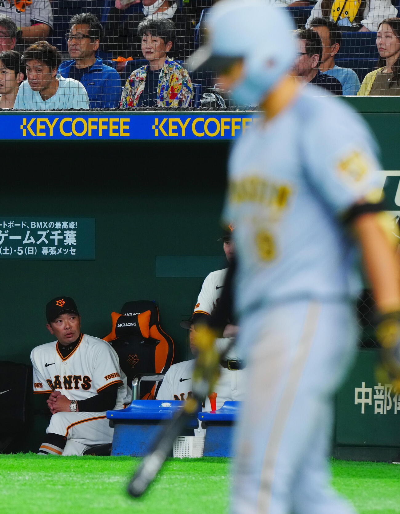 巨人対阪神　9回表、渋い表情の巨人阿部慎之助監督（撮影・垰建太）＝2026年5月24日