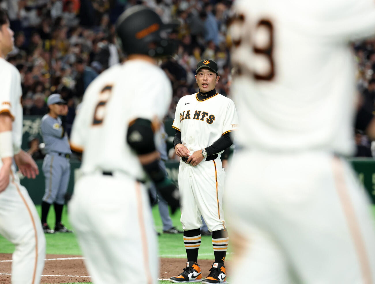 巨人対阪神　4連敗し、厳しい表情で整列する巨人阿部慎之助監督ら（撮影・浅見桂子）