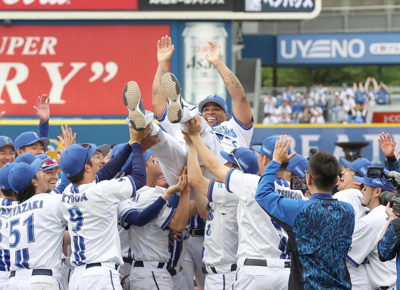DeNA対ヤクルト　試合後、ナインに胴上げされるビシエド（撮影・黒川智章）＝2026年5月24日