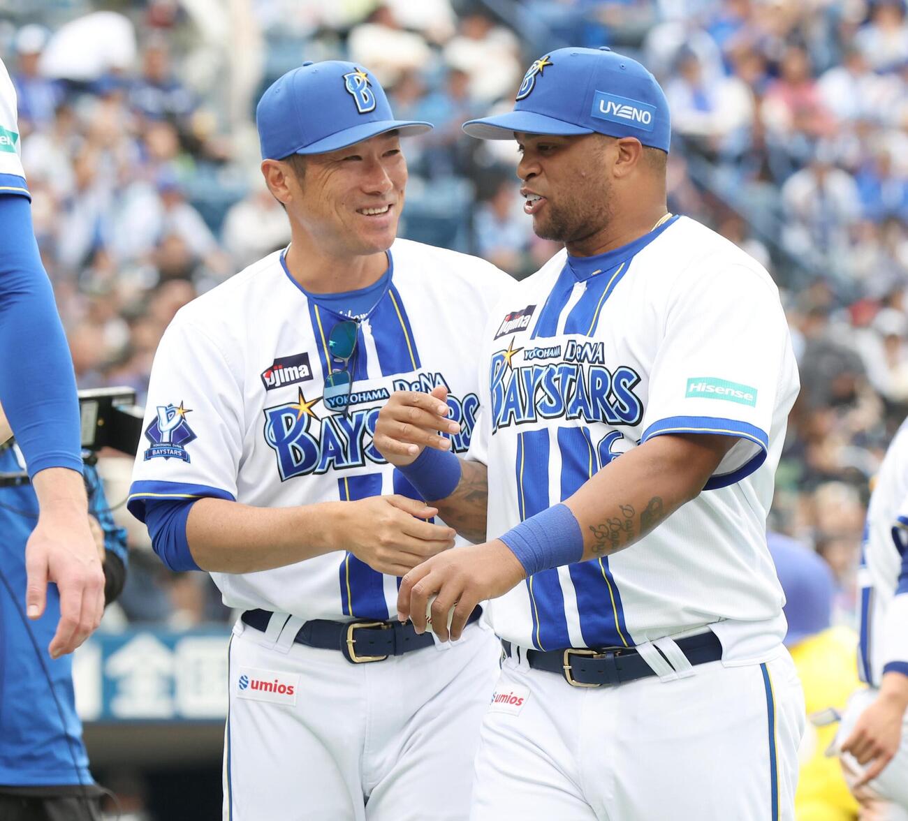 DeNA対ヤクルト　試合後、相川亮二監督（左）に出迎えられるビシエド（撮影・黒川智章）＝2026年5月24日