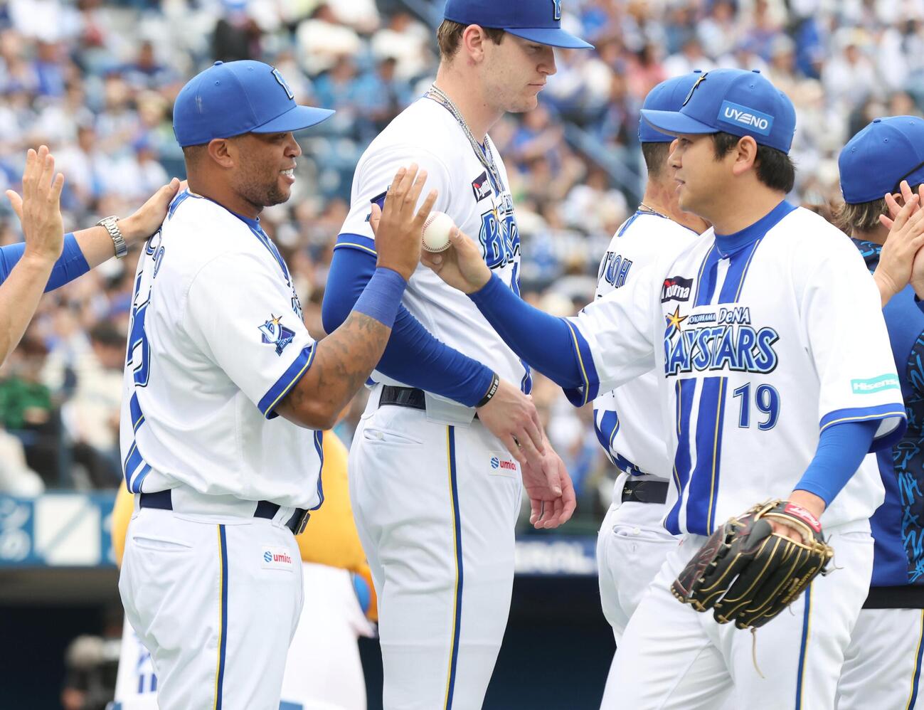 DeNA対ヤクルト　試合後、山崎康晃（右）からウイニングボールを渡されるビシエド（撮影・黒川智章）＝2026年5月24日