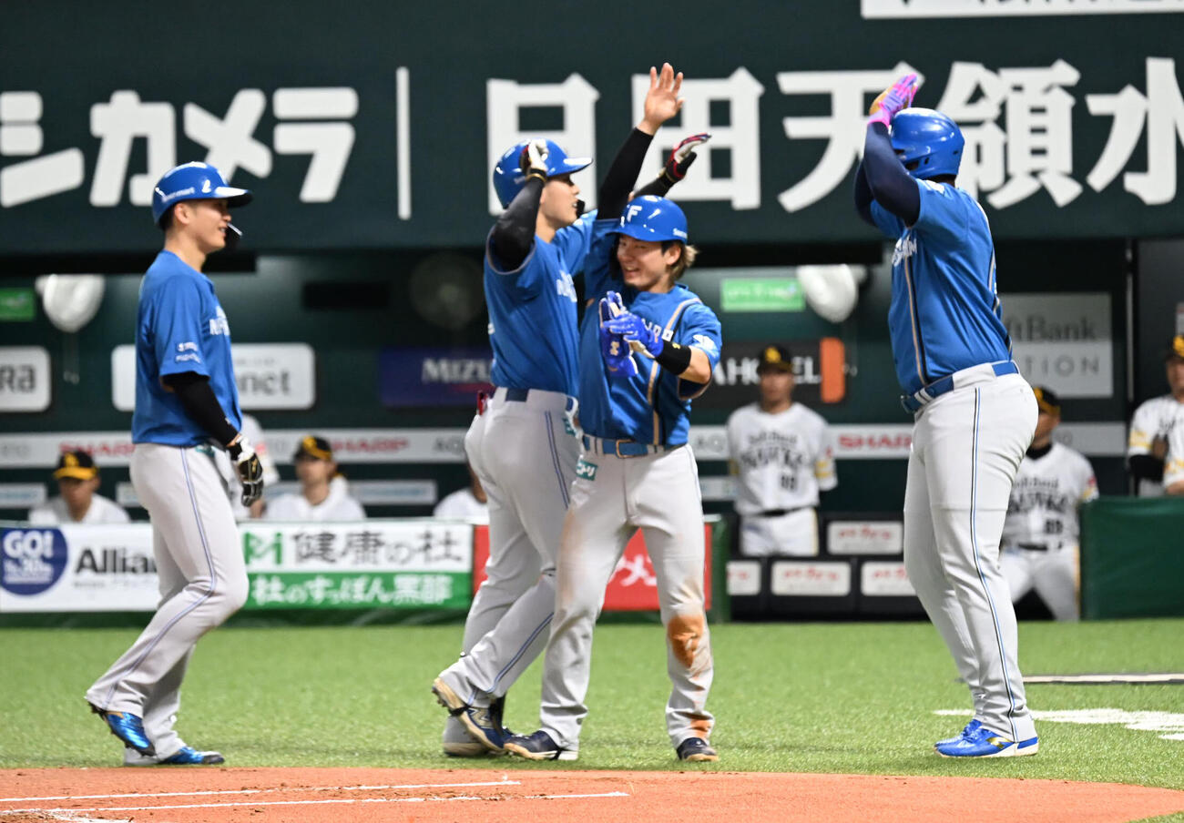 ソフトバンク対日本ハム　1回表日本ハム1死満塁、野村佑希（左から2番目）は先制となる満塁本塁打を放つ（撮影・林敢治）
