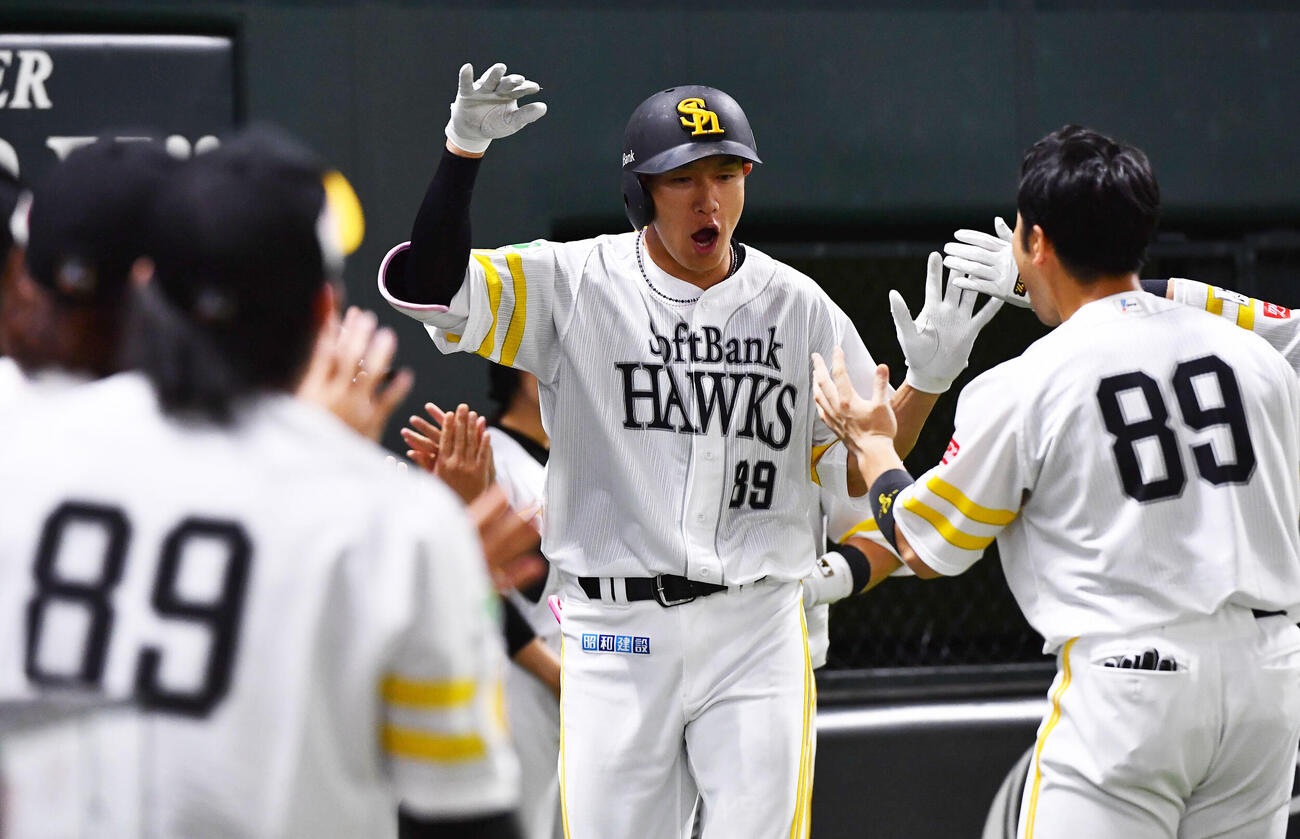 ソフトバンク対日本ハム　3回裏ソフトバンク無死一塁、勝ち越しの中越え2点本塁打を放ち、ナインとタッチを交わす柳田悠岐（撮影・岩下翔太）