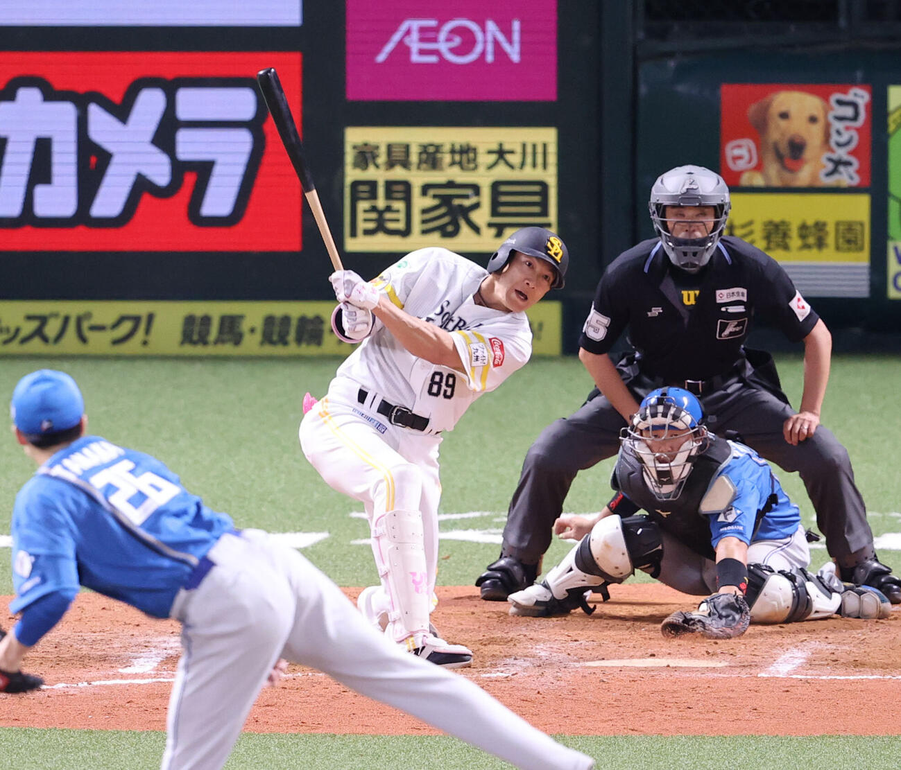 ソフトバンク対日本ハム　8回裏ソフトバンク1死一、三塁、柳田悠岐は左犠飛を放つ（撮影・梅根麻紀）