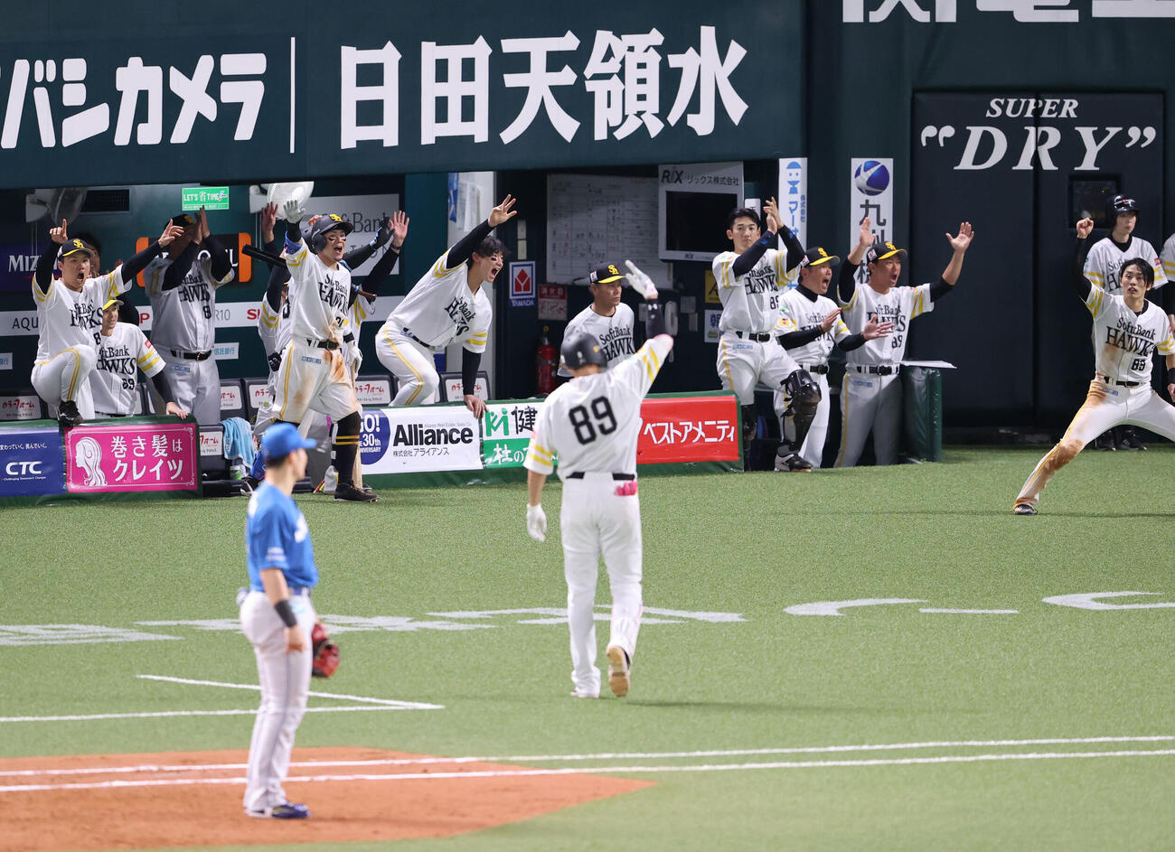ソフトバンク対日本ハム　8回裏ソフトバンク1死一、三塁、柳田悠岐の左犠飛で近藤健介が勝ち越しの生還、盛り上がるナイン（撮影・梅根麻紀）