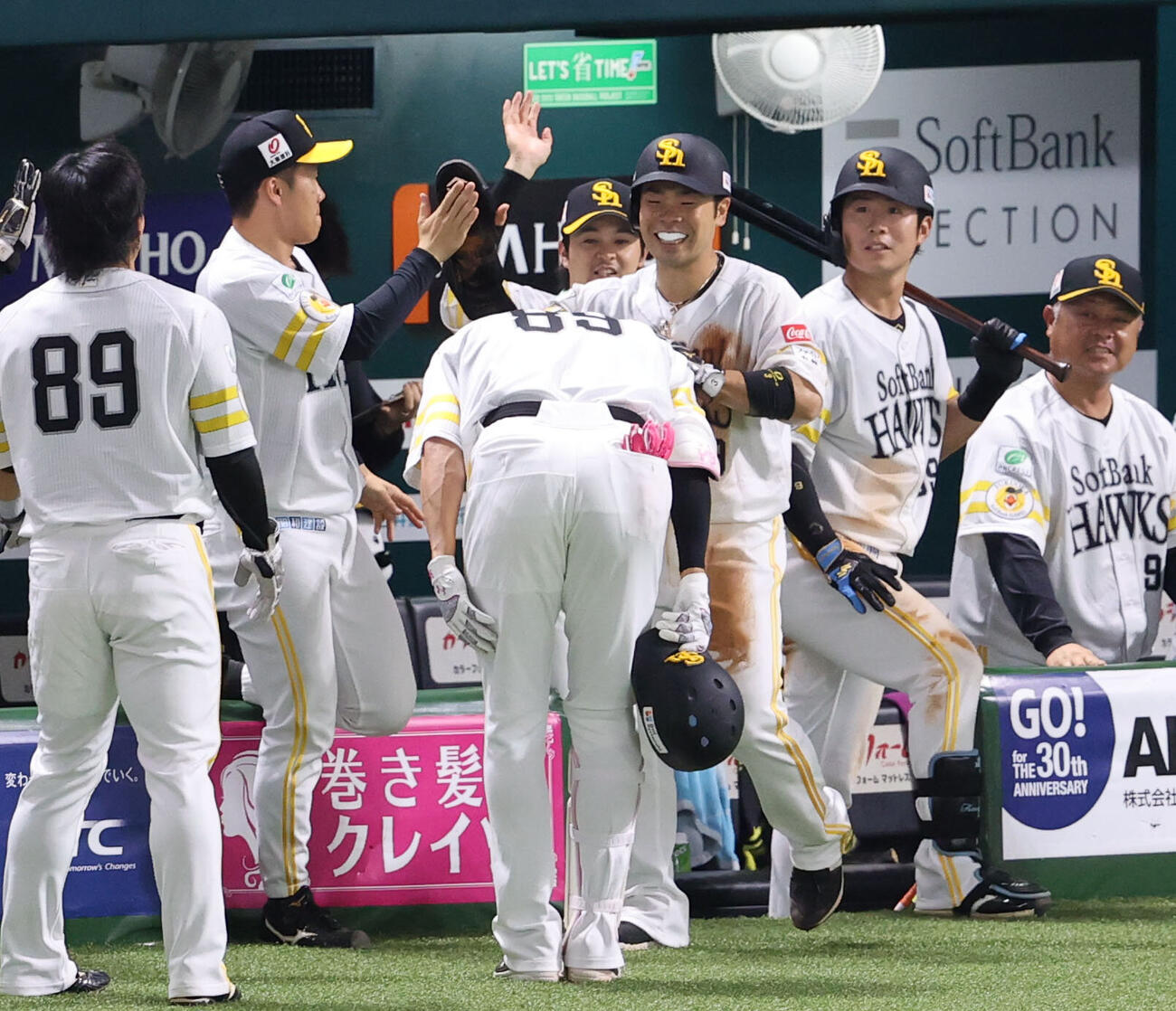 ソフトバンク対日本ハム　8回裏ソフトバンク1死一、三塁、柳田悠岐の左犠飛で生還した近藤健介はベンチのナインとハイタッチ（撮影・梅根麻紀）