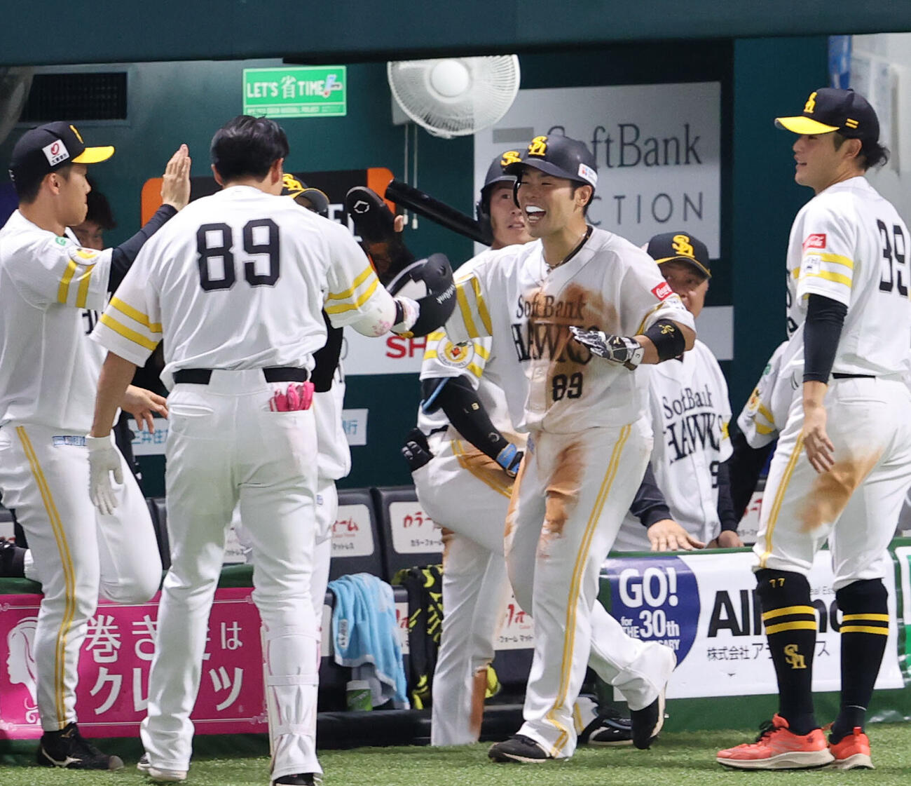 ソフトバンク対日本ハム　8回裏ソフトバンク1死一、三塁、柳田悠岐の左犠飛で生還した近藤健介はベンチのナインとハイタッチ（撮影・梅根麻紀）