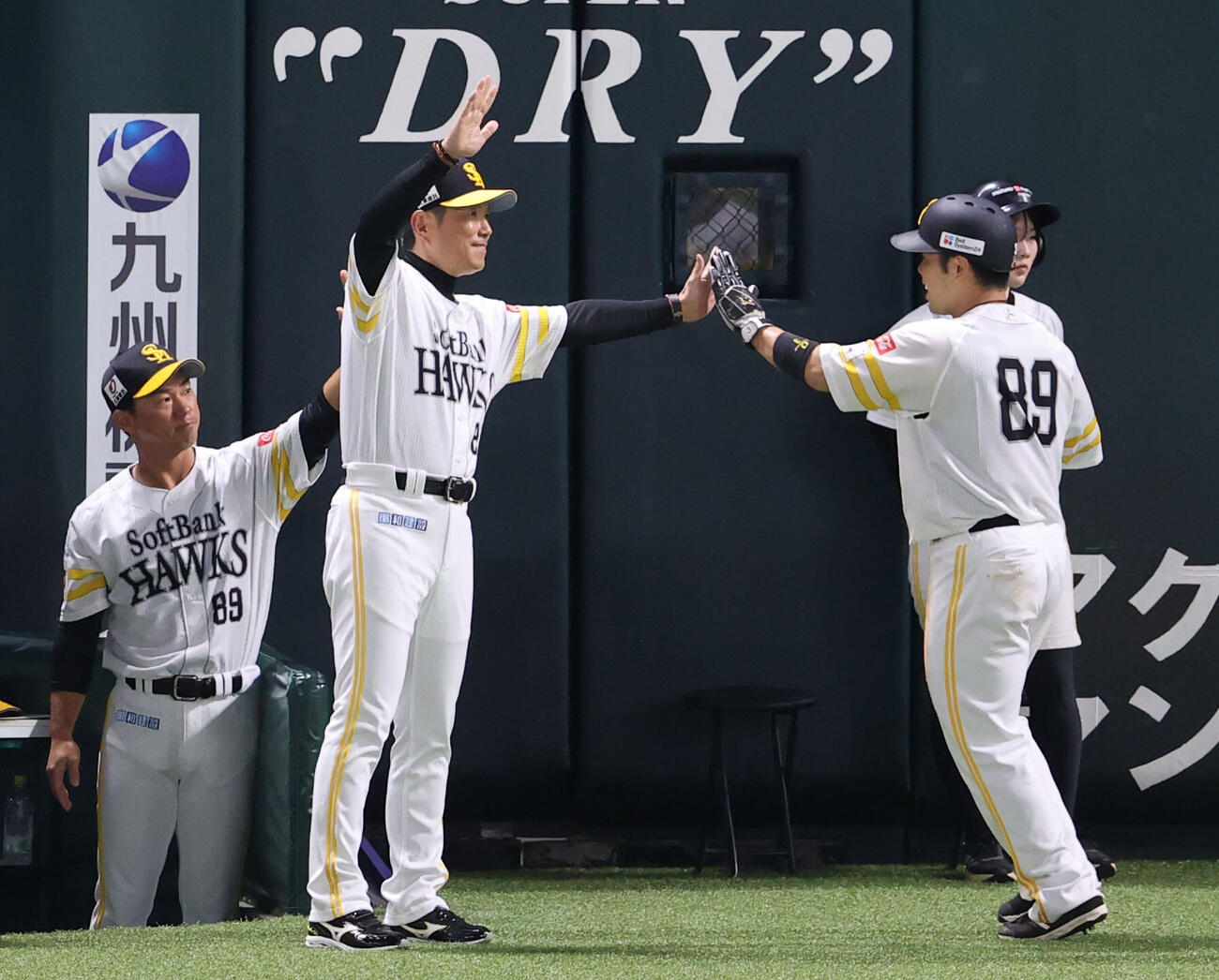 ソフトバンク対日本ハム　8回裏ソフトバンク1死一、三塁、柳田悠岐の左犠飛で生還した近藤健介は小久保裕紀監督とハイタッチ（撮影・梅根麻紀）