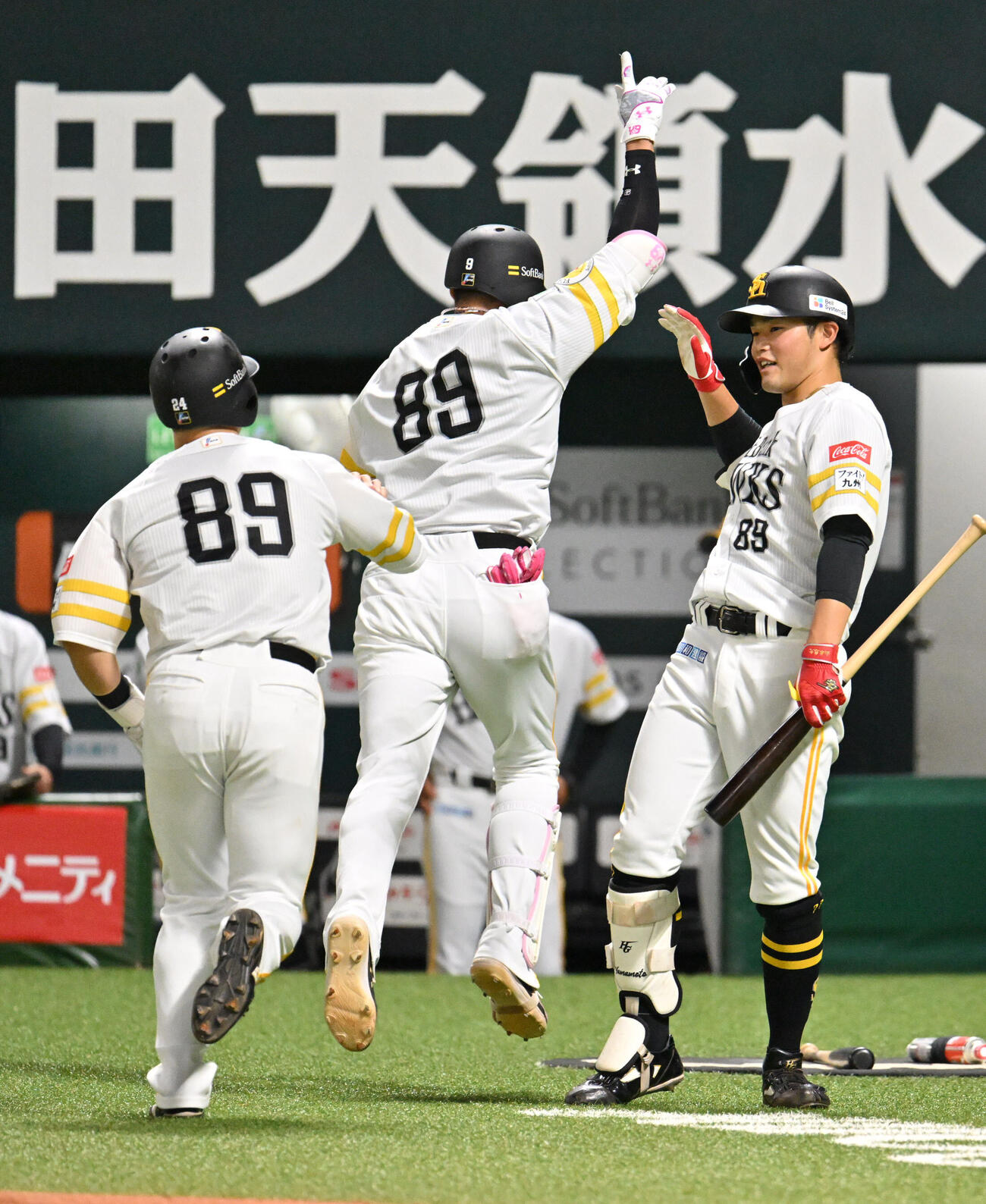 ソフトバンク対日本ハム　3回裏ソフトバンク無死一塁、柳田悠岐（中央）は勝ち越し2点本塁打を放つ（撮影・林敢治）