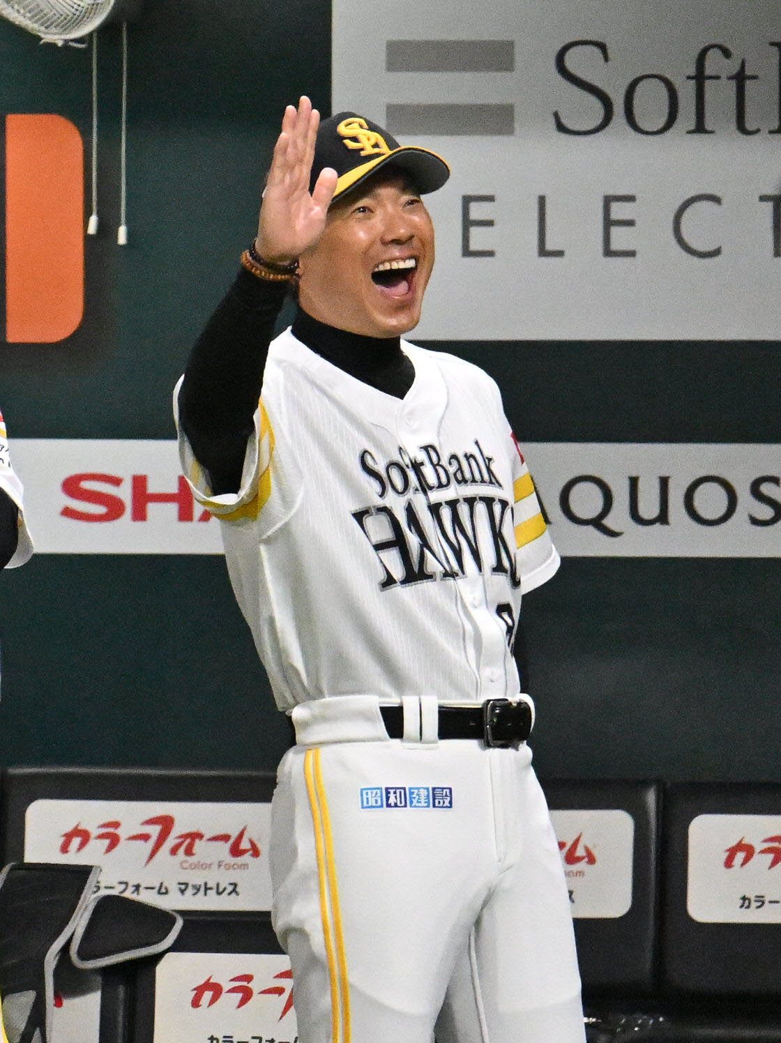 ソフトバンク対日本ハム　3回裏ソフトバンク無死一塁、柳田悠岐の勝ち越し2点本塁打に歓喜する小久保裕紀監督（撮影・林敢治）