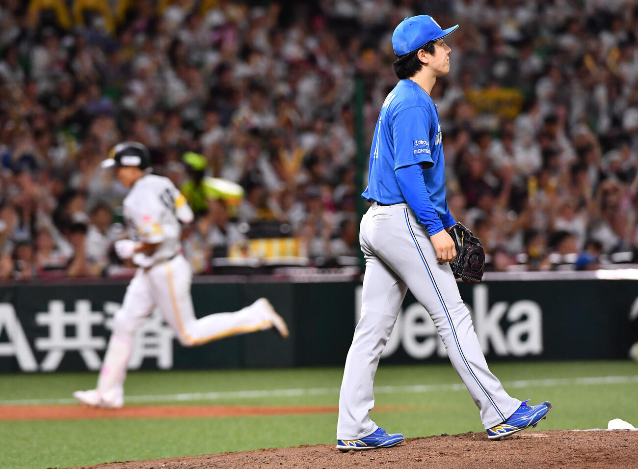 ソフトバンク対日本ハム　3回裏ソフトバンク無死一塁、柳田悠岐（左）に勝ち越しの中越え2点本塁打を打たれた北山亘基（撮影・岩下翔太）