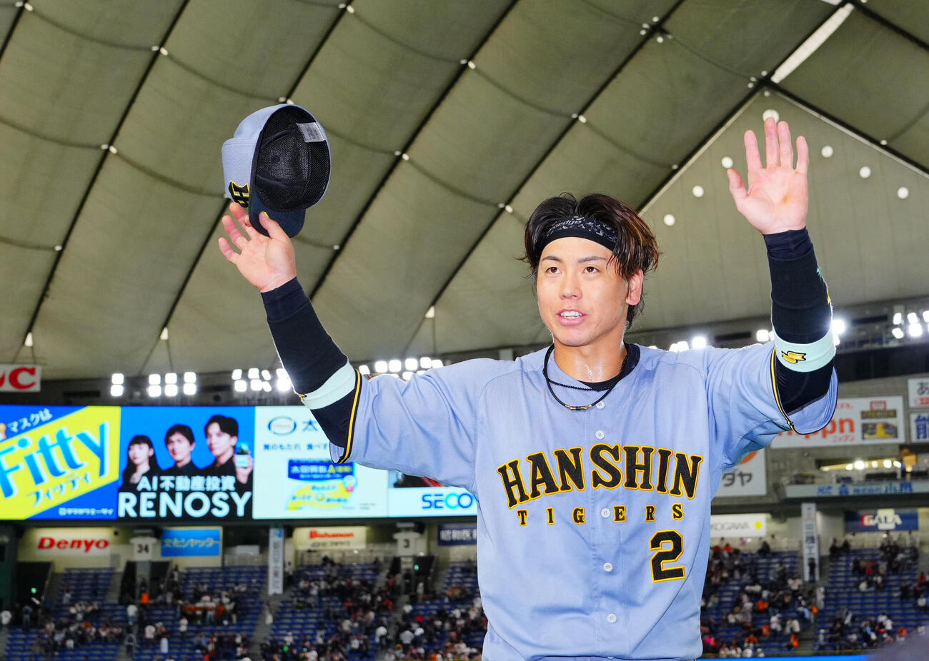 巨人対阪神　巨人3連勝しファンの声援に応える阪神梅野隆太郎撮影・垰建太）＝2026年5月24日