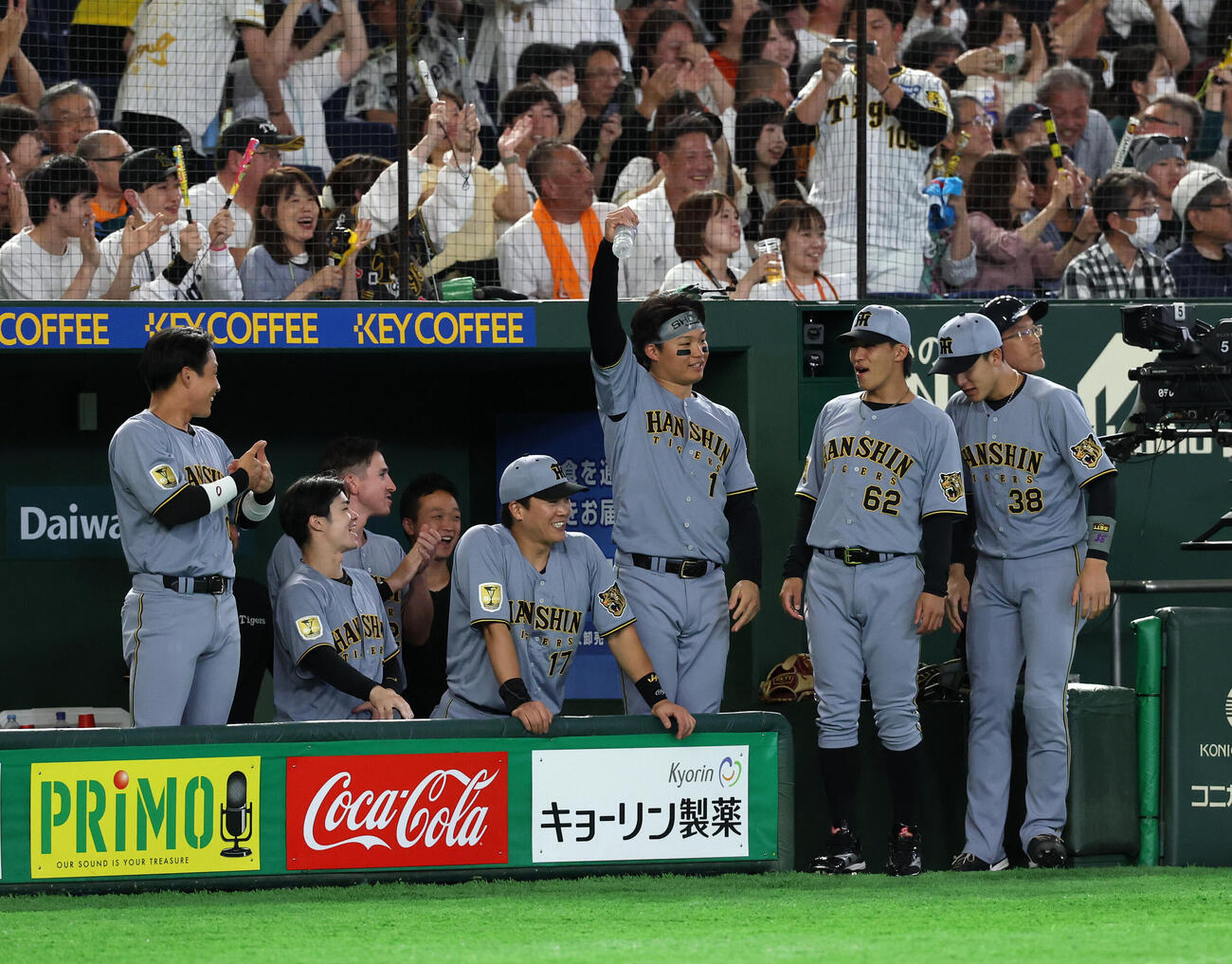 巨人対阪神　5回表阪神1死、梅野隆太郎が本塁打を放ち指を突き上げ喜ぶ森下翔太ら阪神の選手たち（撮影・浅見桂子）