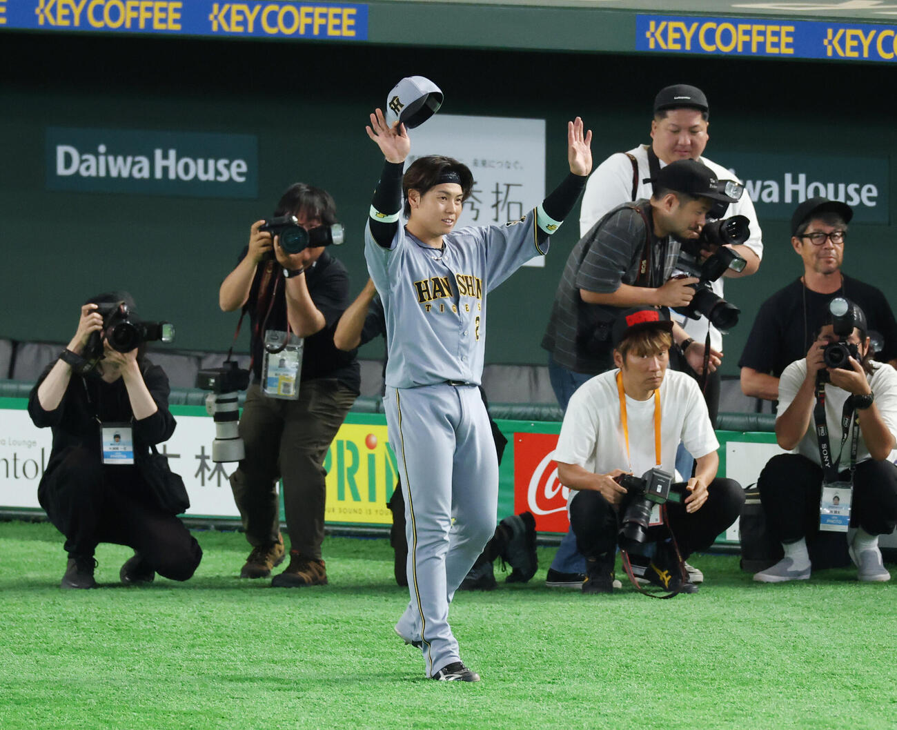 巨人対阪神　ファンに手を振りながら引き揚げる阪神梅野隆太郎（撮影・増田悦実）＝2026年5月24日